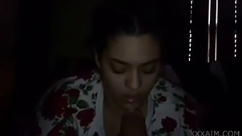 היופי הכי חם של ערב נותן גרון עמוק לחתיך מרוקאי. צפו בתצוגות קאם בחינם ב-Xxxaim.Com