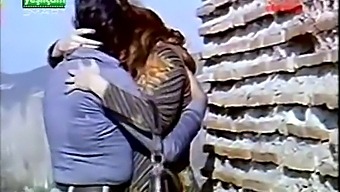 נשיקות חושניות ונערות טורקיות עם חזה גדול