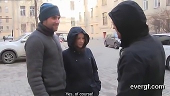 שלישייה עם גבר חרמן וחברתו לשעבר שמזדיינים עם אישה חמה תמורת כסף