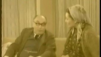 זוג טורקי חושני חולק רגעים אינטימיים בשנת 1979