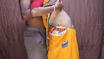 Desi Aunty'S Hot Solo Show With Big Boobs And Petticoat
