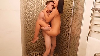 נערה אמצעי נתפסת במקלחת ומקבלת זין גדול