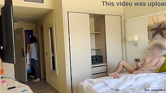 תענוג של אקסביציוניסט: להציג את הזין שלי בפומבי ולקבל עיסוי על ידי עוזרת