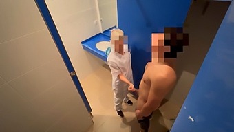 ניקיון חדר כושר עוזר לגבר לסיים את העבודה עם בלואז